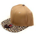 Chapeau acrylique de Snapback de conception adaptée aux besoins du client avec le bord en cuir de léopard
